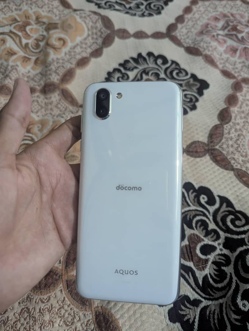 Sharp Aquos R2 4