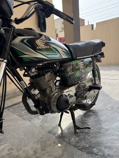 Honda 125 black