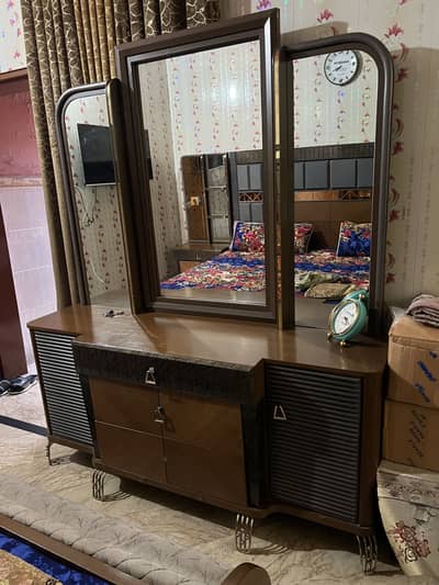 Complete bed set with 2 side tables  and dressing