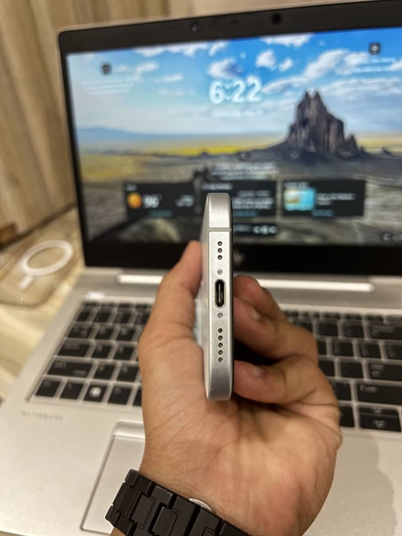 Apple iPhone 15 4