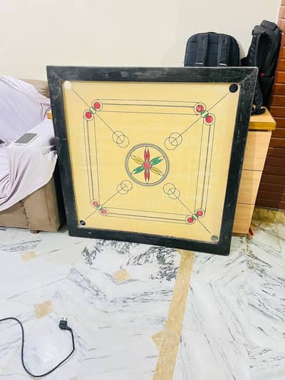 CARROM BOARD FULL SIZE. .