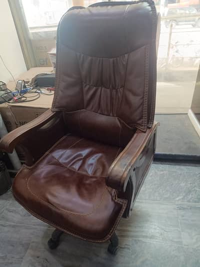 executive chair in good condition