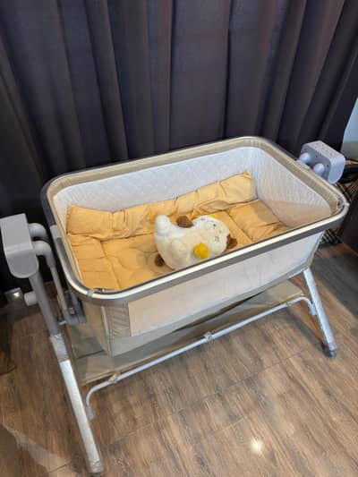 Kidilo 3-in-1 Deluxe Electric Baby Sleeping Bassinet/Cot (Like New )