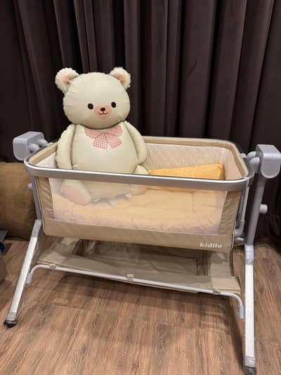 Kidilo 3-in-1 Deluxe Electric Baby Sleeping Cot / Bassinet (Like New )
