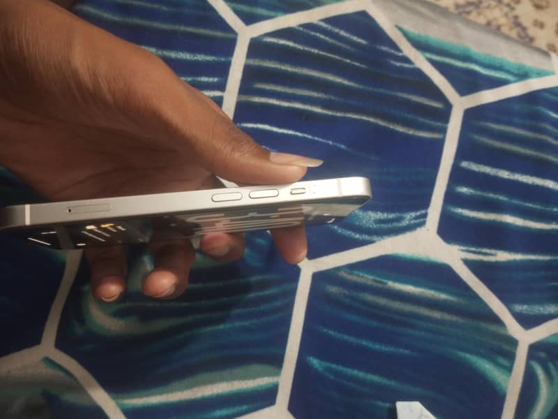 Apple iPhone 14 3