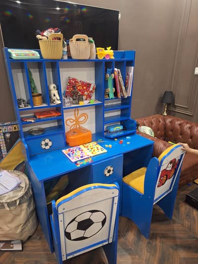 kids study table with two chairs
