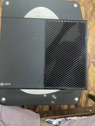 Xbox one 1tb 2 controllers with 20+ games