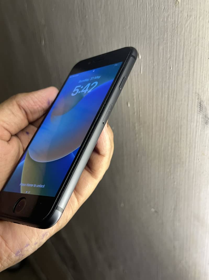 Apple iPhone 8 4