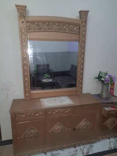dressing table in very Good conditions gold polished
