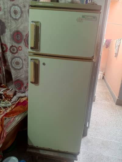 Aslam o alekum Toshiba medium size ka fridge he open repair ni he