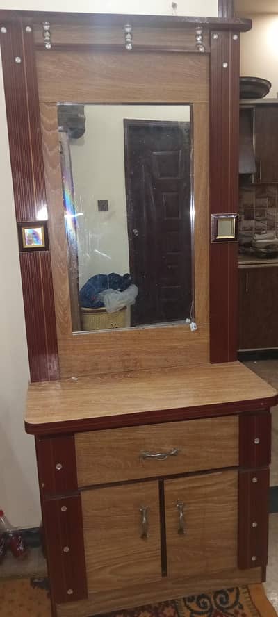 almari nd dressing table