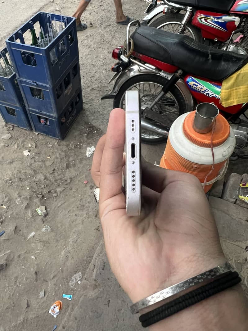 Apple iPhone 12 4