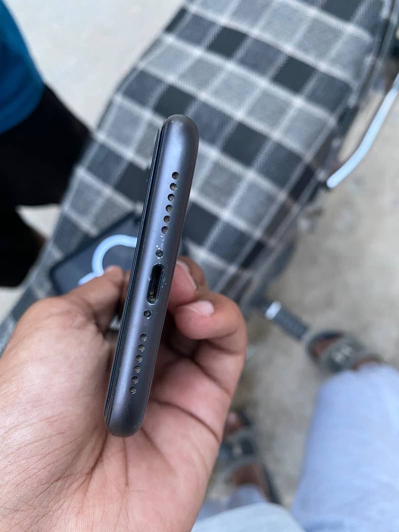 Apple iPhone 11 3