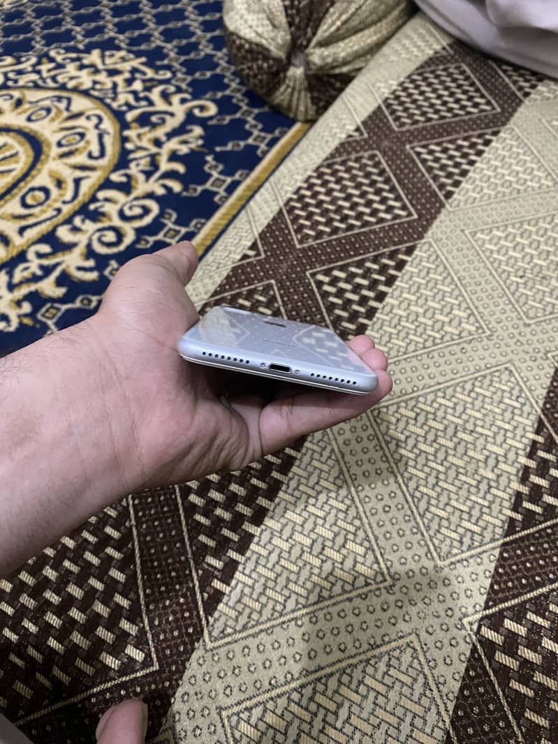 Apple iPhone 8 Plus 3
