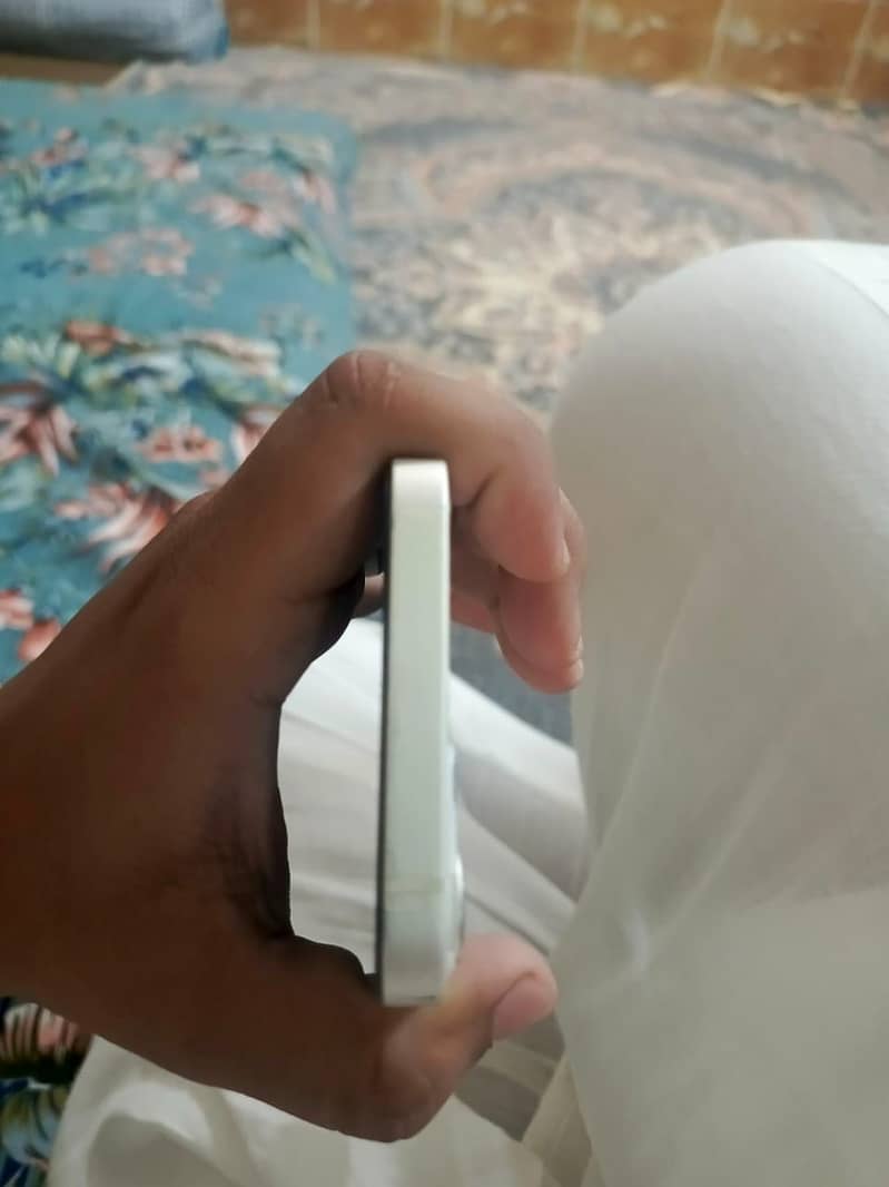 Apple iPhone 13 5
