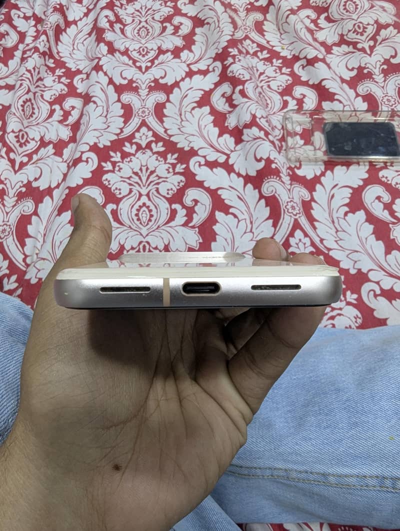 Google Pixel 8 4