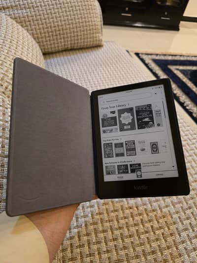 Amazon Kindle Paperwhite 11th Gen 8GB with Original Kindle Cover