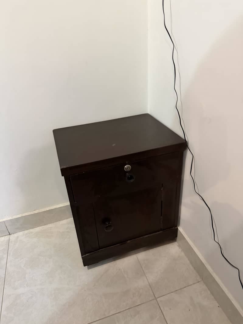 2 side tables + dressing table 1