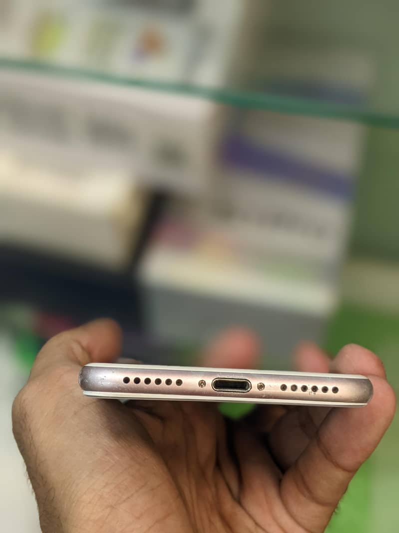 Apple iPhone 7 3