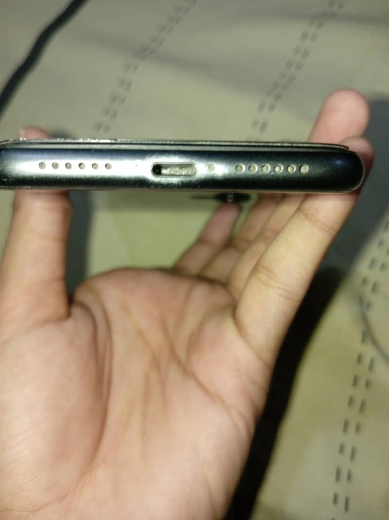 Apple iPhone 11 7