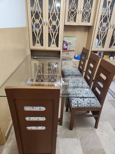 Dining Table with 6 chairs