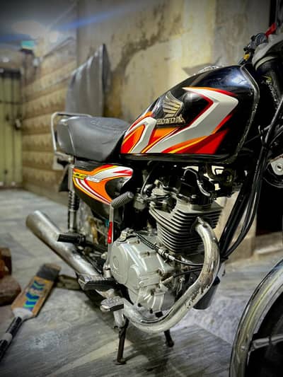 Honda 125 urgent for sale 22 model only WhatsApp