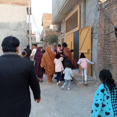 مانگا تھانہ سے ایک کلومیٹر دور سپیریئر کالج سے 300 میٹر دور