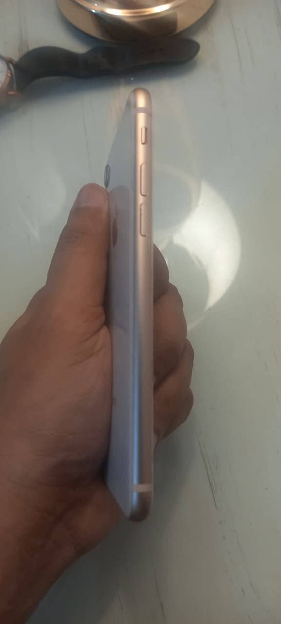 Apple iPhone 8 4