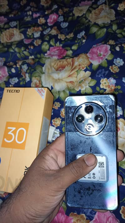 Tecno Spark 30 all okay  koi masla nai 8/128 with warrenty box or char