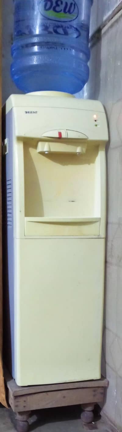 Water dispenser with refrigerator