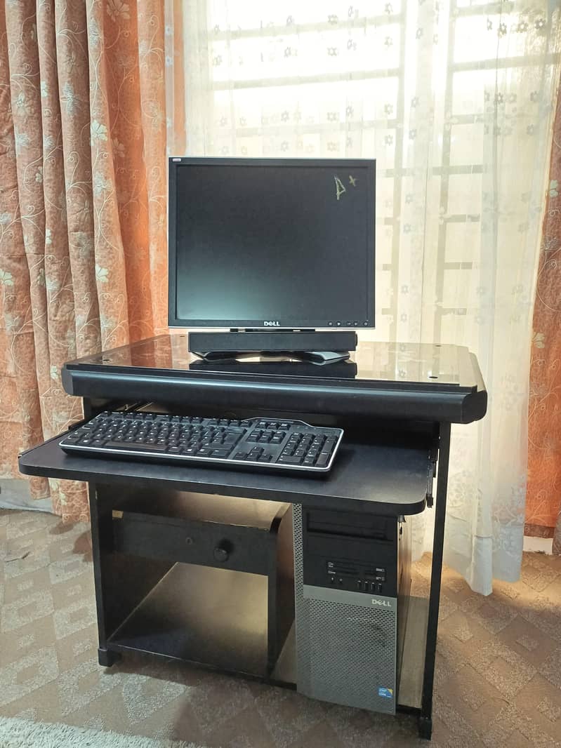 dell desktop computer with table 0