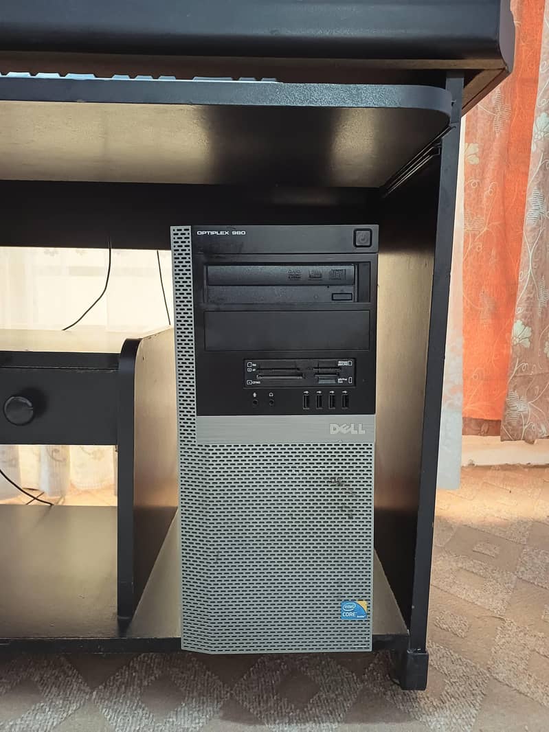 dell desktop computer with table 1