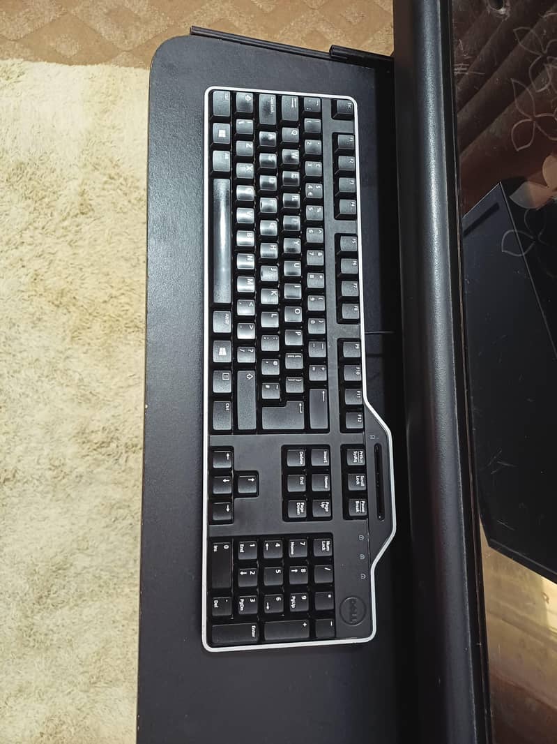 dell desktop computer with table 3