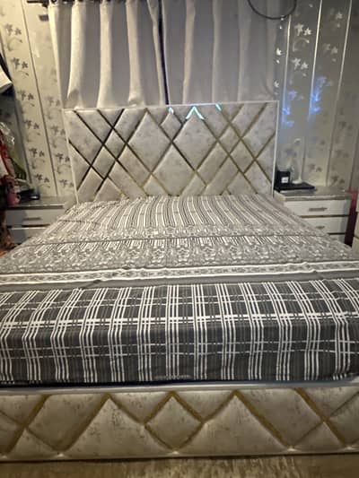 King sized bed like new very food condition and luxury look