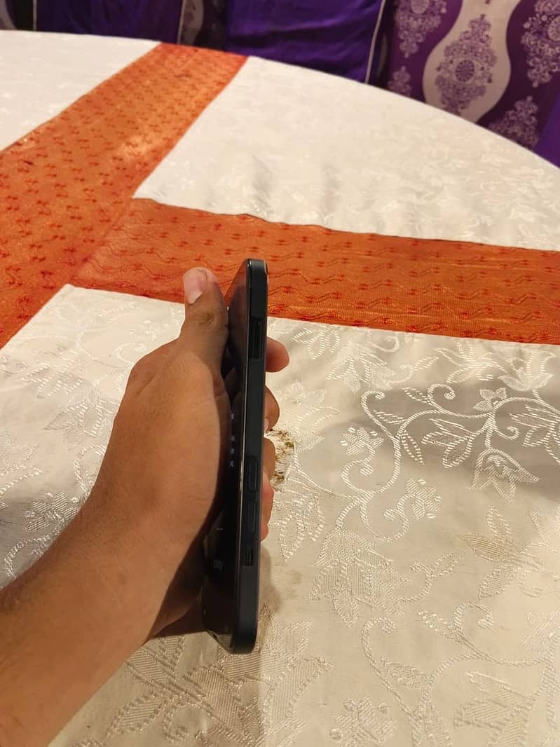 Apple iPhone 13 5