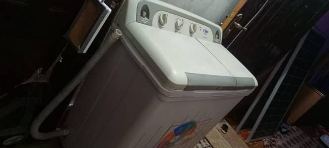 Twin tub washing machine