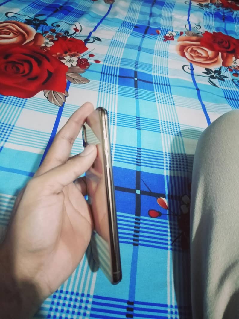 iPhone03047632161 5
