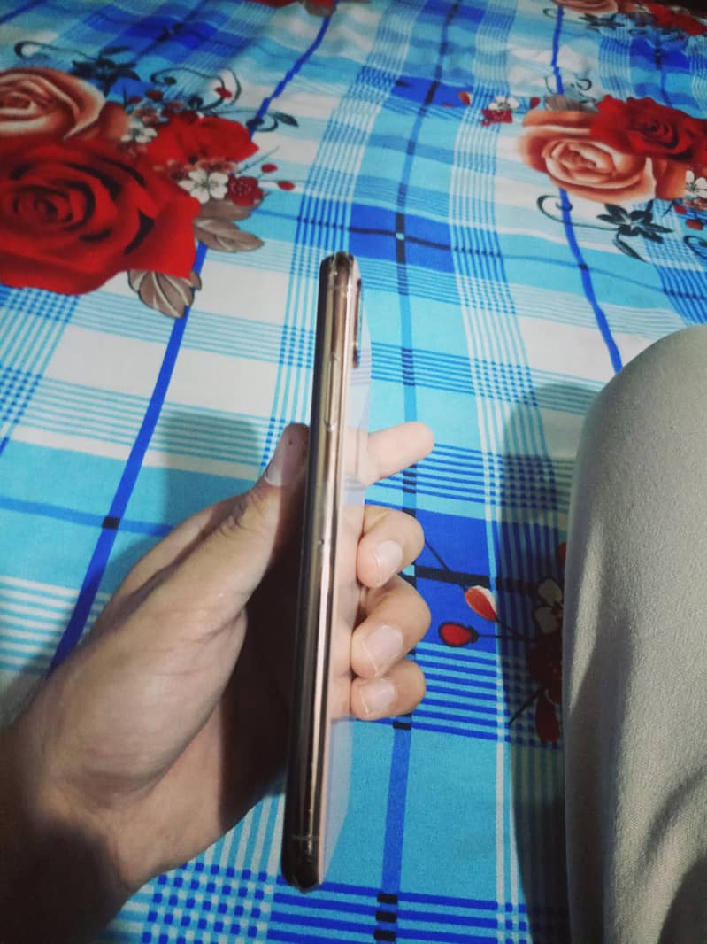 iPhone03047632161 7