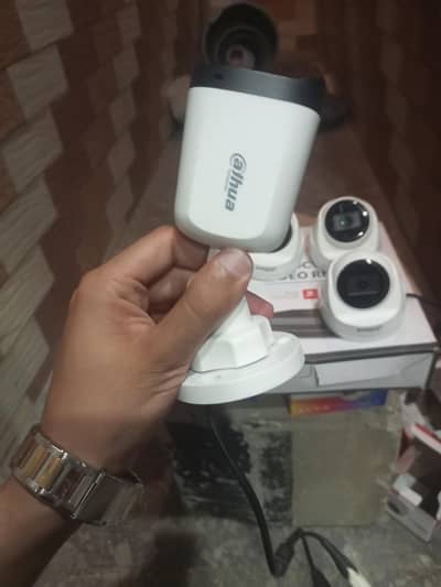 8 CAMERA DVR WITH 4 CAMERAS IN NEW CONDITION.
