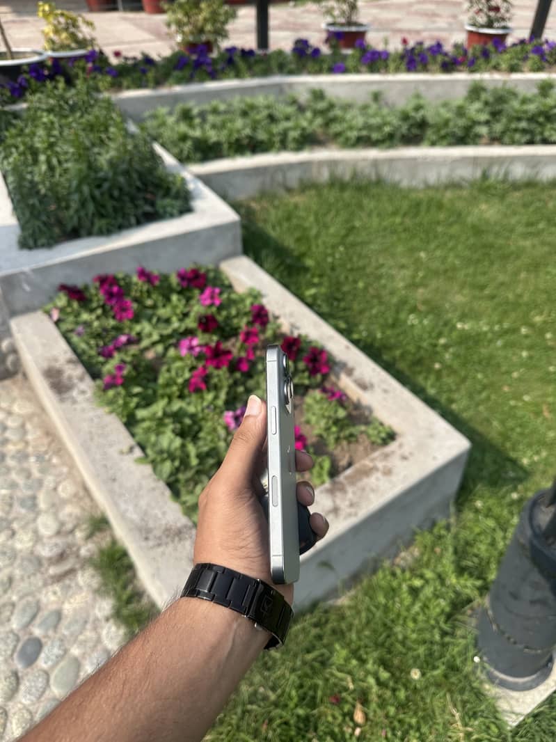 iPhone 16 Pro 2