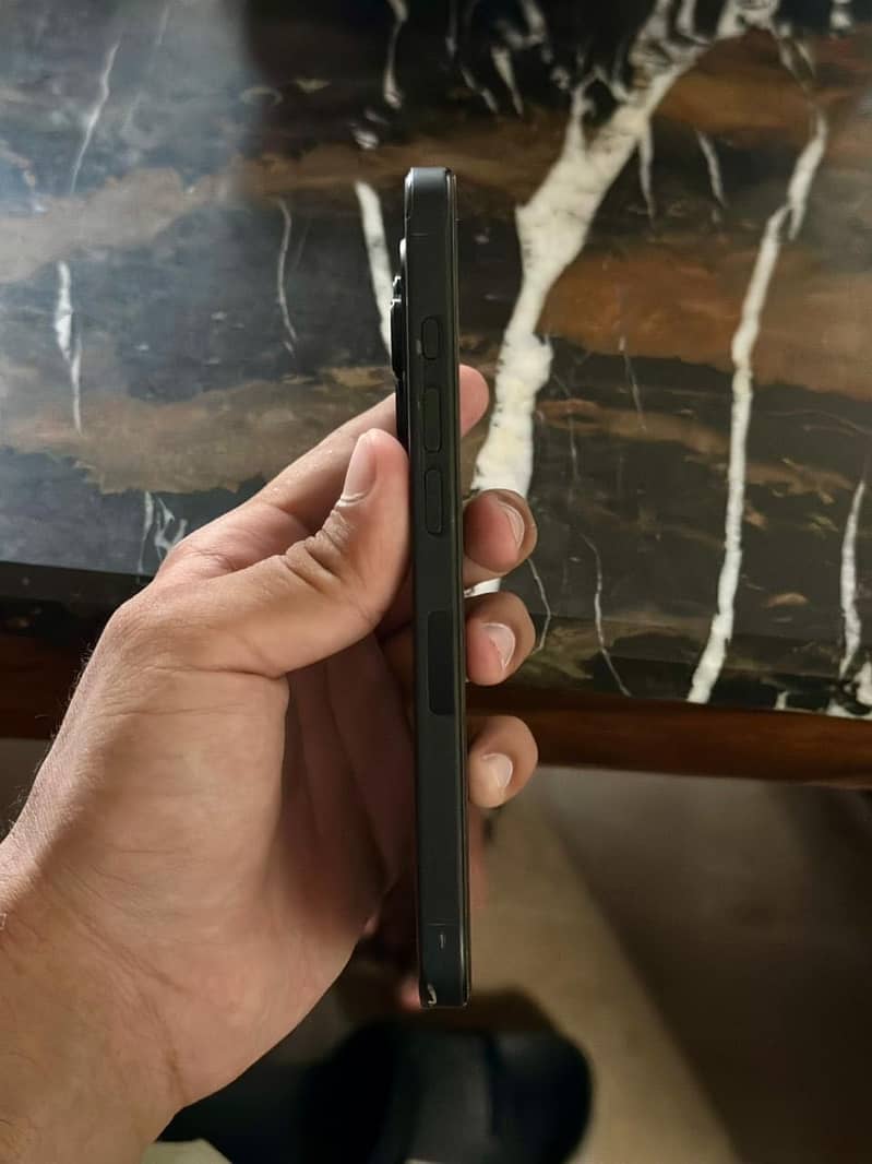 iPhone 16 Pro 4