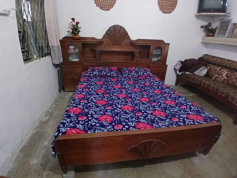 Queen Size Bed Set. 1
