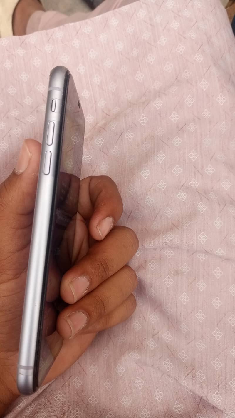 Apple iPhone 11 3