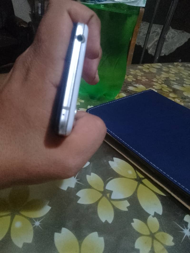Sharp Aquos R5G 3