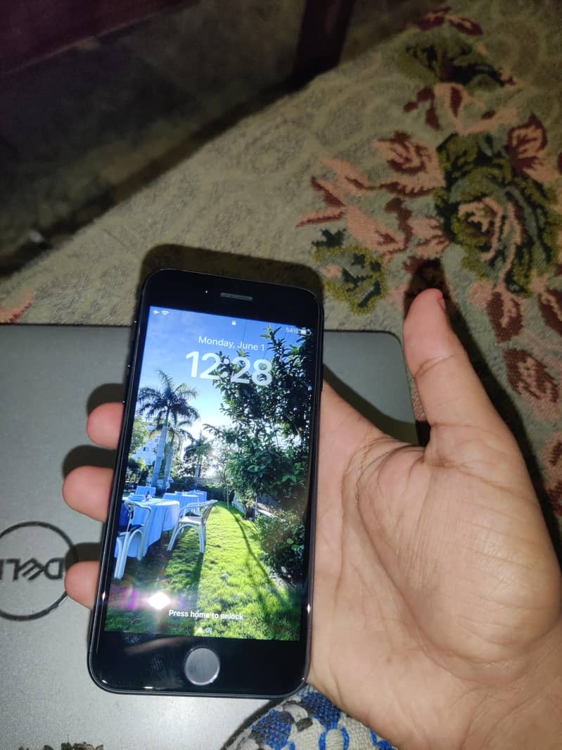 Apple iPhone SE (3rd generation) 1