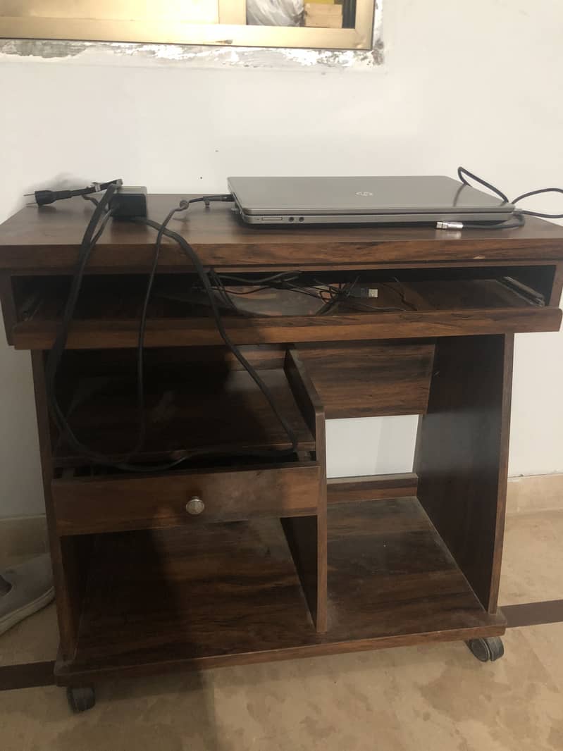 Computer table 0