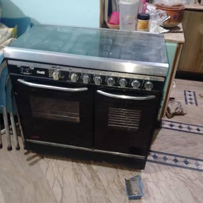 care 4 stoves in it and 1 fryer in it and 2 ovens