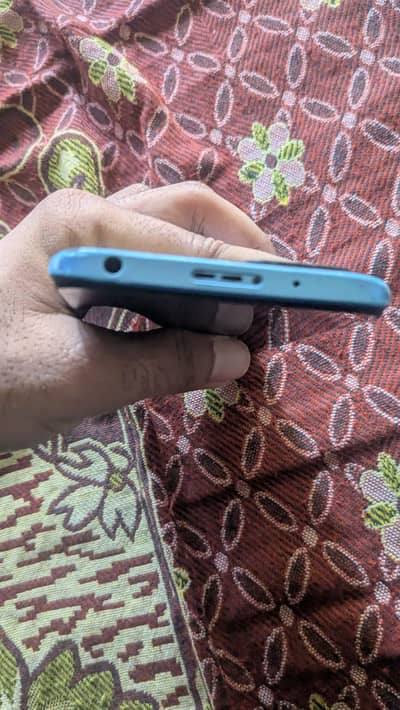Xiaomi Redmi 10 6/128 box charge sath hai just touch class change