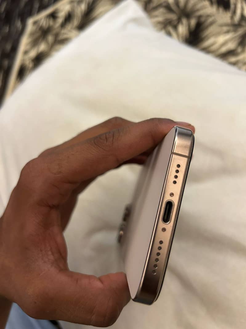 iPhone 16 Pro Max 1