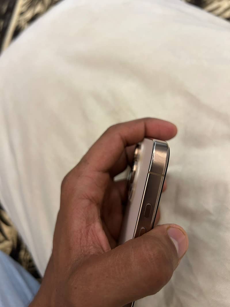 iPhone 16 Pro Max 4